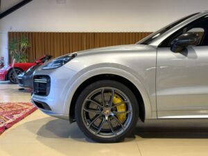 (9YB) 4.0 V8 680CH TURBO S E-HYBRID - PACK SPORT DE CONCEPTION ALLÉGÉE