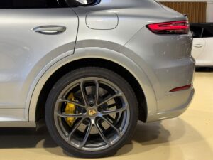 (9YB) 4.0 V8 680CH TURBO S E-HYBRID - PACK SPORT DE CONCEPTION ALLÉGÉE